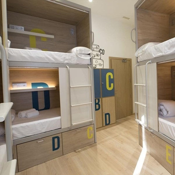 una habitación con literas con la letra c pintada en el armario