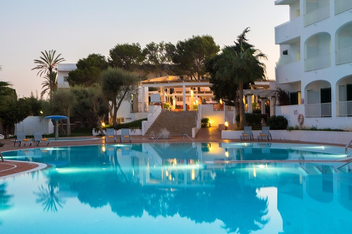 Piscina del hotel Gavimar Ariel Chico en Cala d'Or, Mallorca. Perfecto para vacaciones.