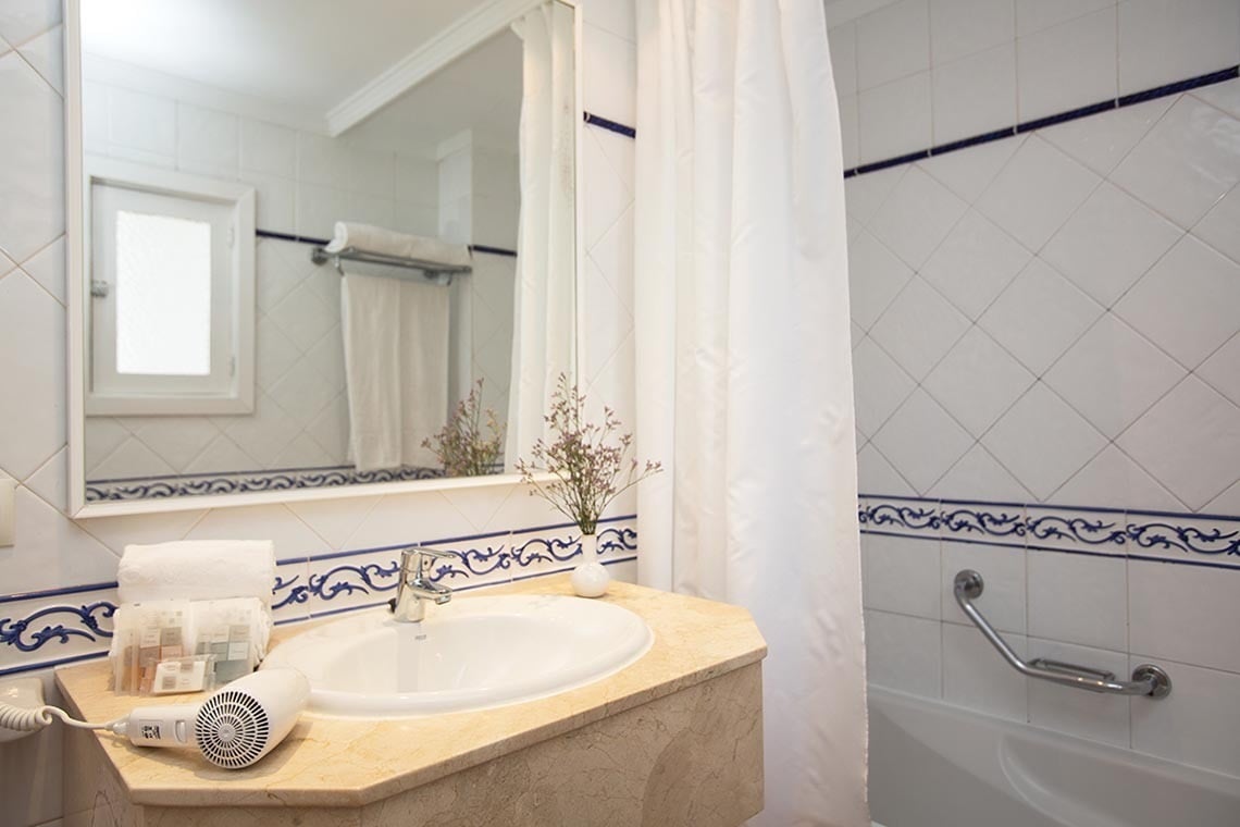 Espacioso baño con secador y amenities en Gavimar Cala Gran Costa del Sur | Hoteles Gavimar | Cala d'Or