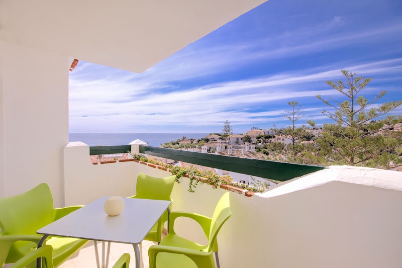 Terraza con vistas al mar y a pueblos blancos. 