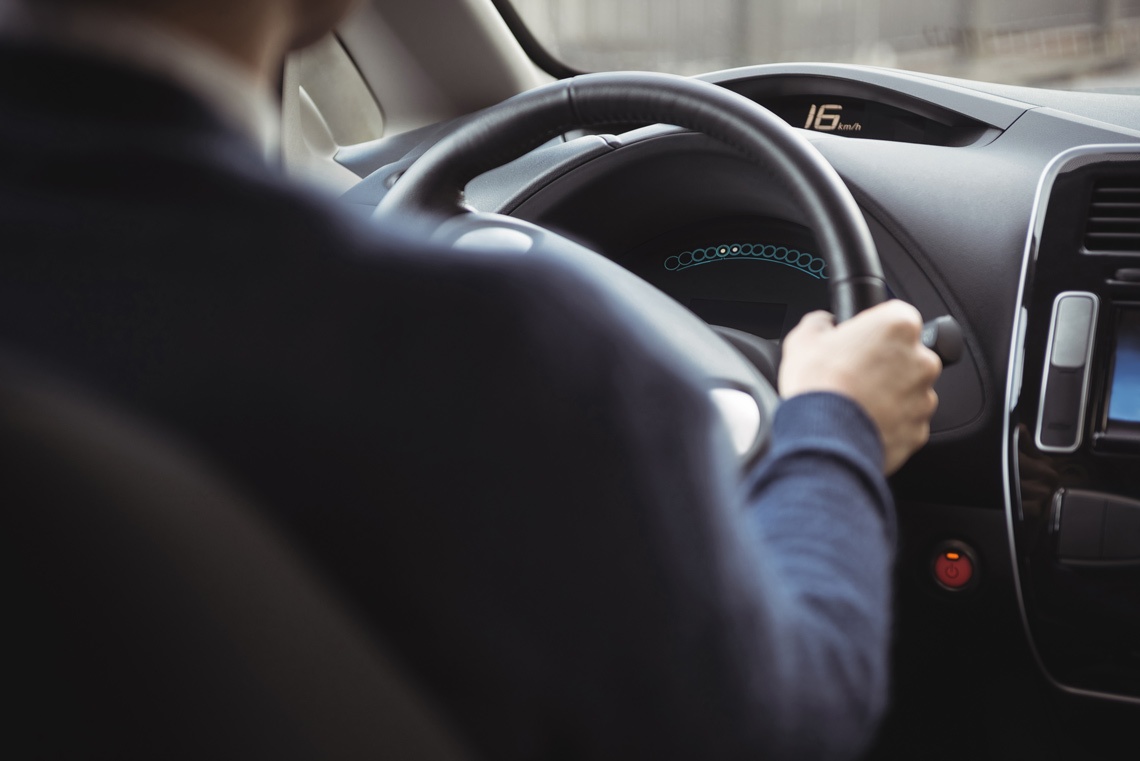 Conducteur faisant l'expérience de l'intérieur d'une voiture.