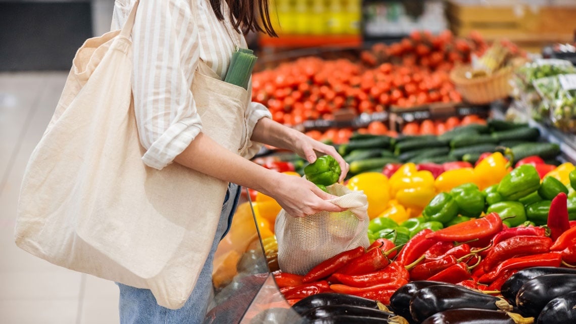 TEST 13 : Personne achetant des légumes frais dans un supermarché éco-responsable.