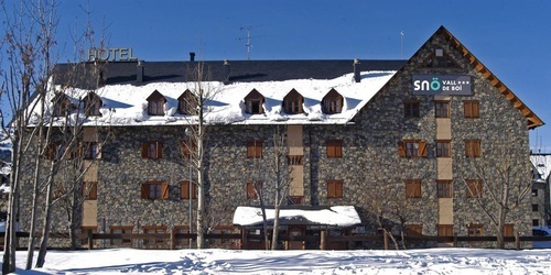 un edificio de piedra cubierto de nieve con la palabra hotel encima