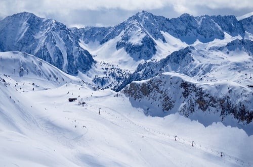 Domaine skiable de SNÖ Mont Romies dans la Vallée d'Aran, SNÖ Hotels. Pistes enneigées et montagnes spectaculaires.