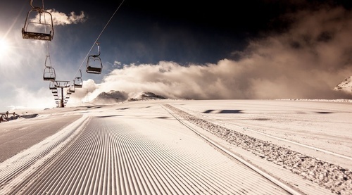 un téléski sur une montagne couverte de neige