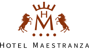 un logotipo para el hotel maestranza con dos caballos y una corona