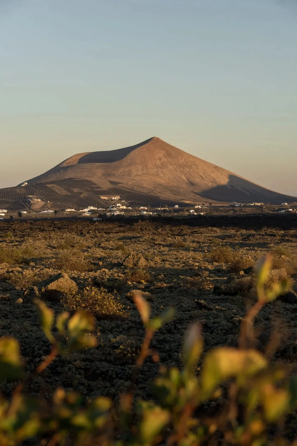 Volcán de Lanzarote al atardecer entre campos de lava