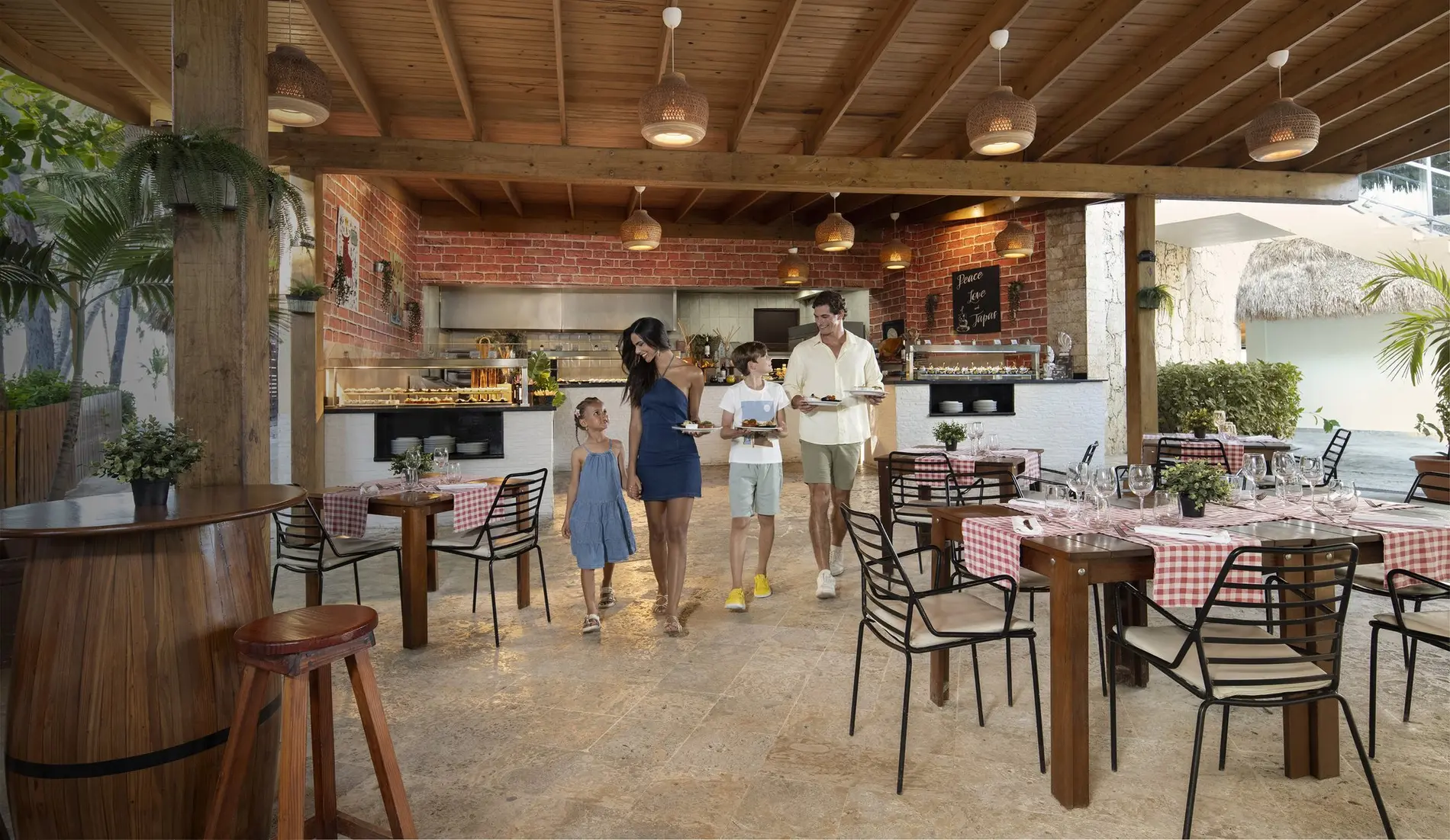 Familia entrando en un restaurante con cocina a la vista