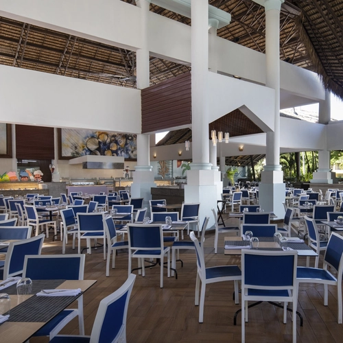 Restaurante buffet con mesas y sillas azules