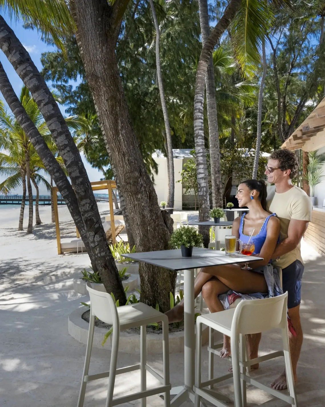 Paar genießt Getränke in einer Strandbar