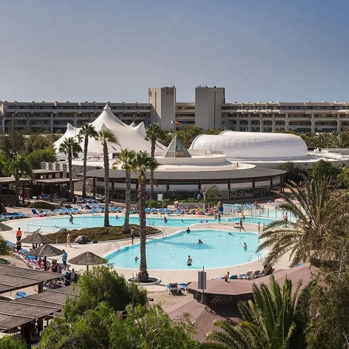 Vista general de las piscinas y jardines de Los Zocos Impressive Lanzarote