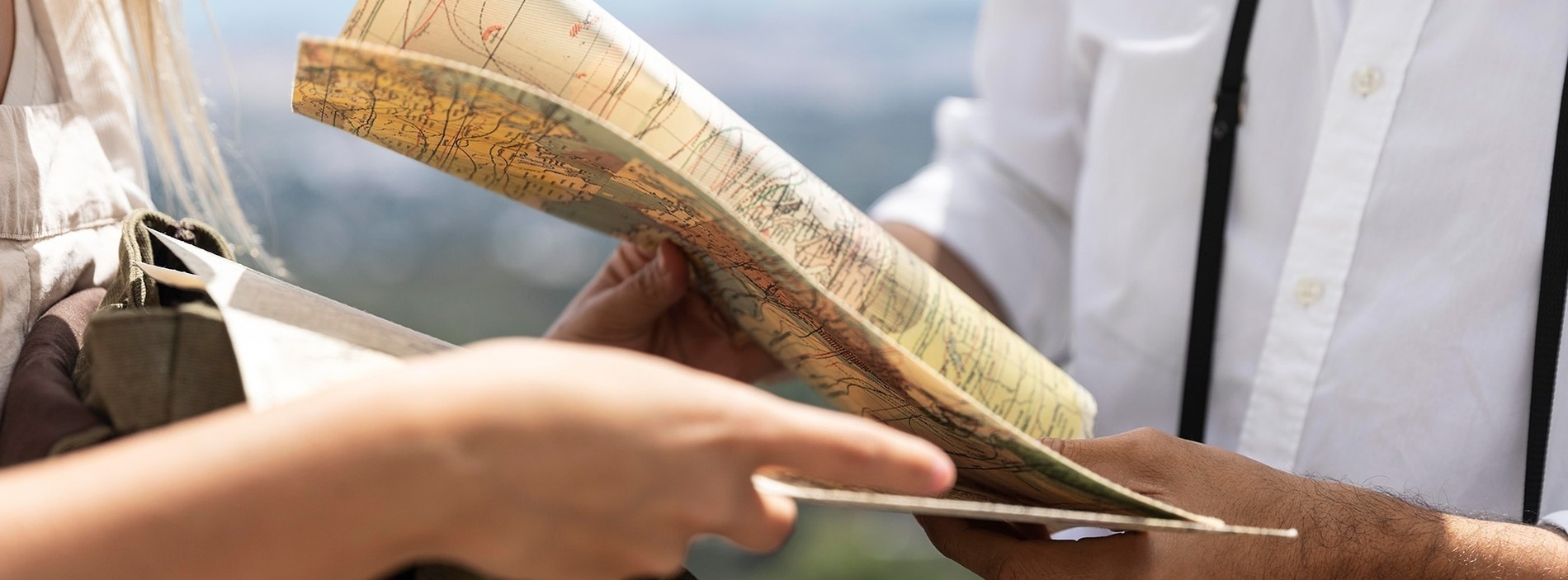 un hombre y una mujer miran un mapa del mundo