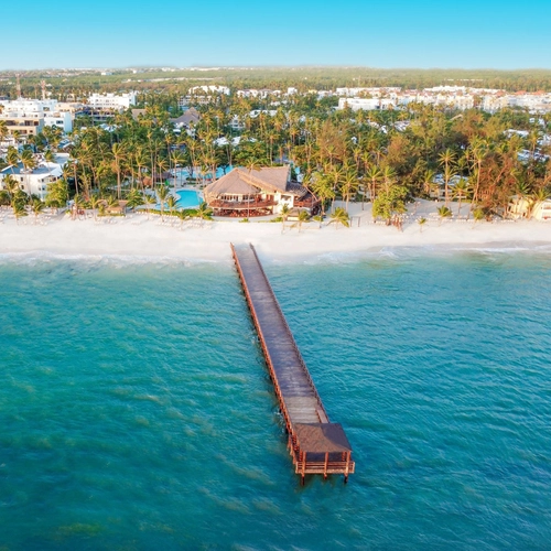 Vista aérea de Impressive Punta Cana con su embarcadero sobre el mar Caribe