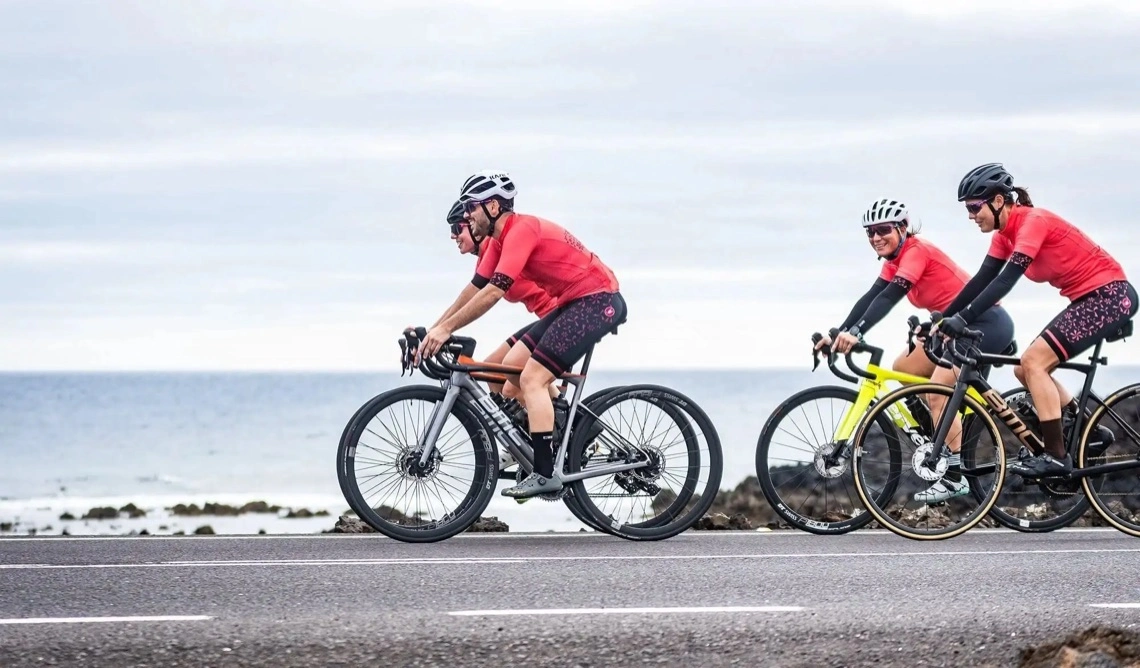 Ciclistas en una carretera junto al mar en Lanzarote