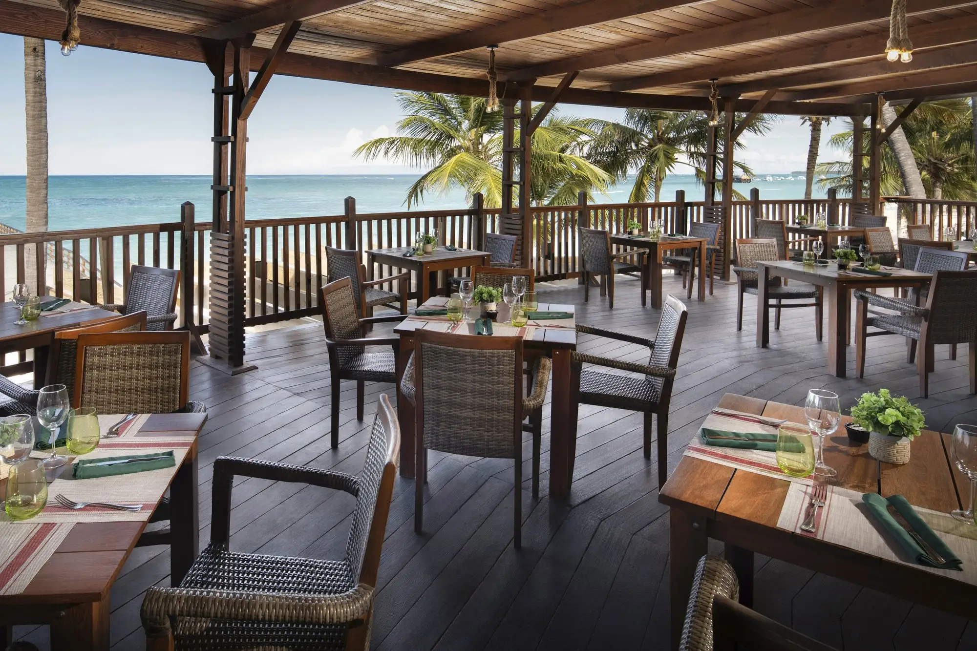 Terraza de restaurante con techo de madera y vistas al mar