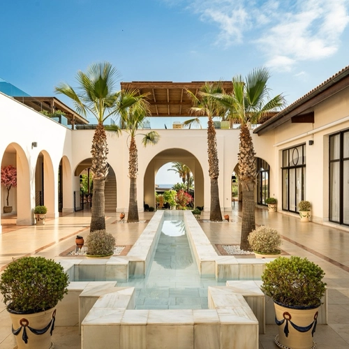 Patio con arcos, fuente y macetas en Impressive Playa Granada Golf
