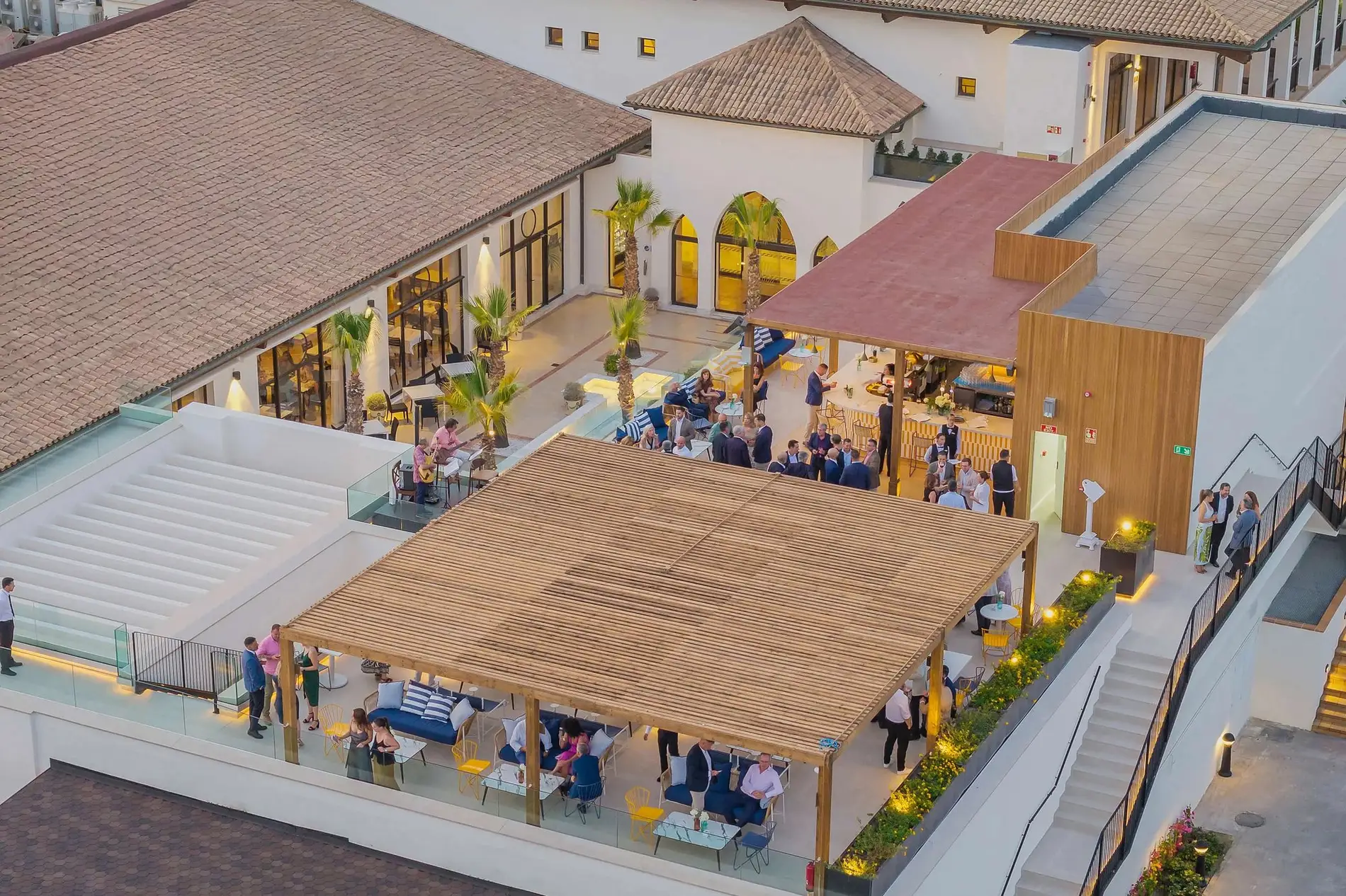 Vista aérea de una terraza del resort con un evento al aire libre