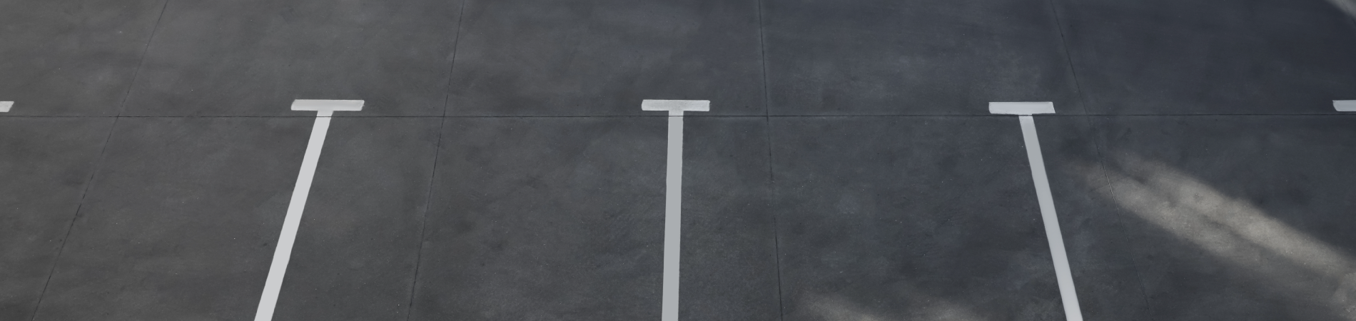 uma fileira de linhas brancas em um estacionamento