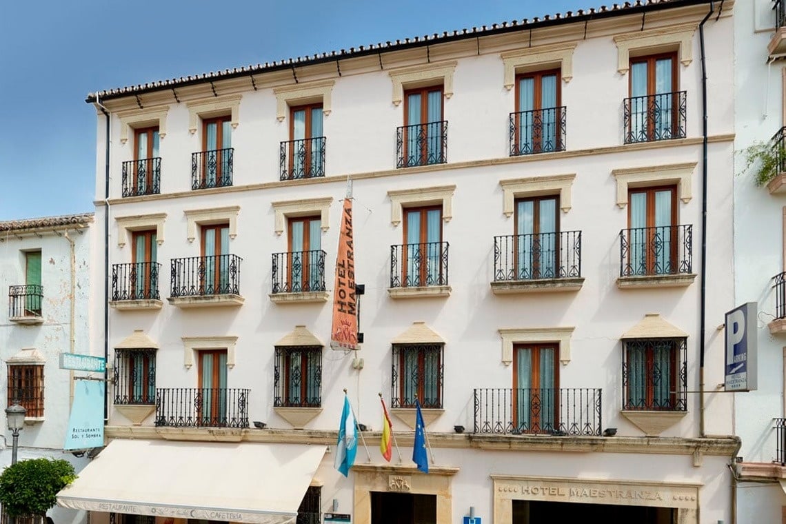 un edificio blanco con balcones y la palabra hotel encima