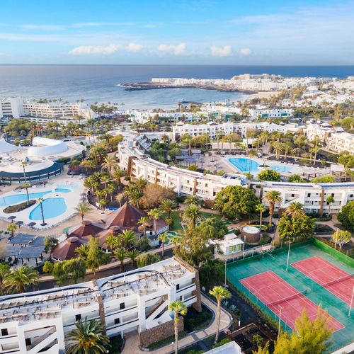 Vista aérea de Los Zocos Impressive Lanzarote con piscinas y pistas de tenis