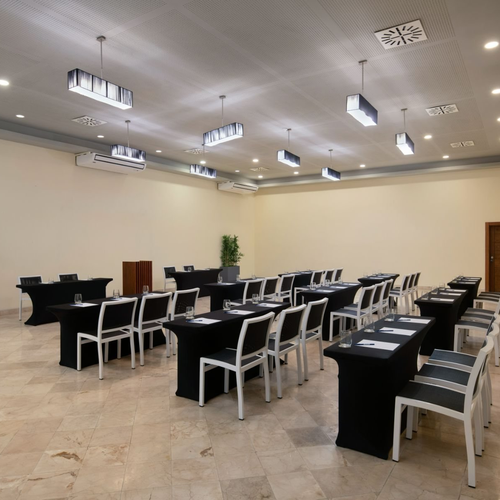 Sala de reuniones con mesas en formato escuela