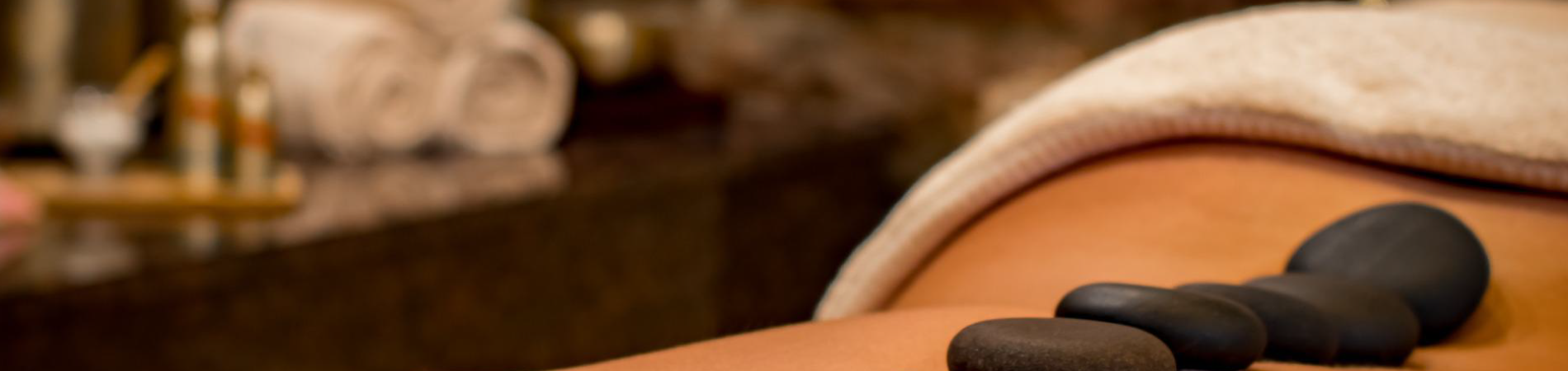 uma mulher está recebendo um massagem com pedras quentes