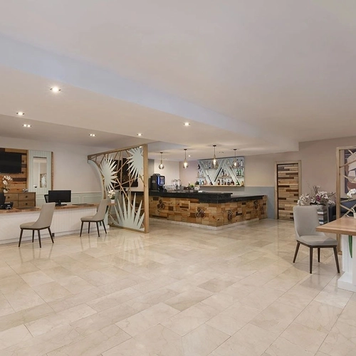 Recepción de Impressive Premium Punta Cana con mostradores y zona de espera
