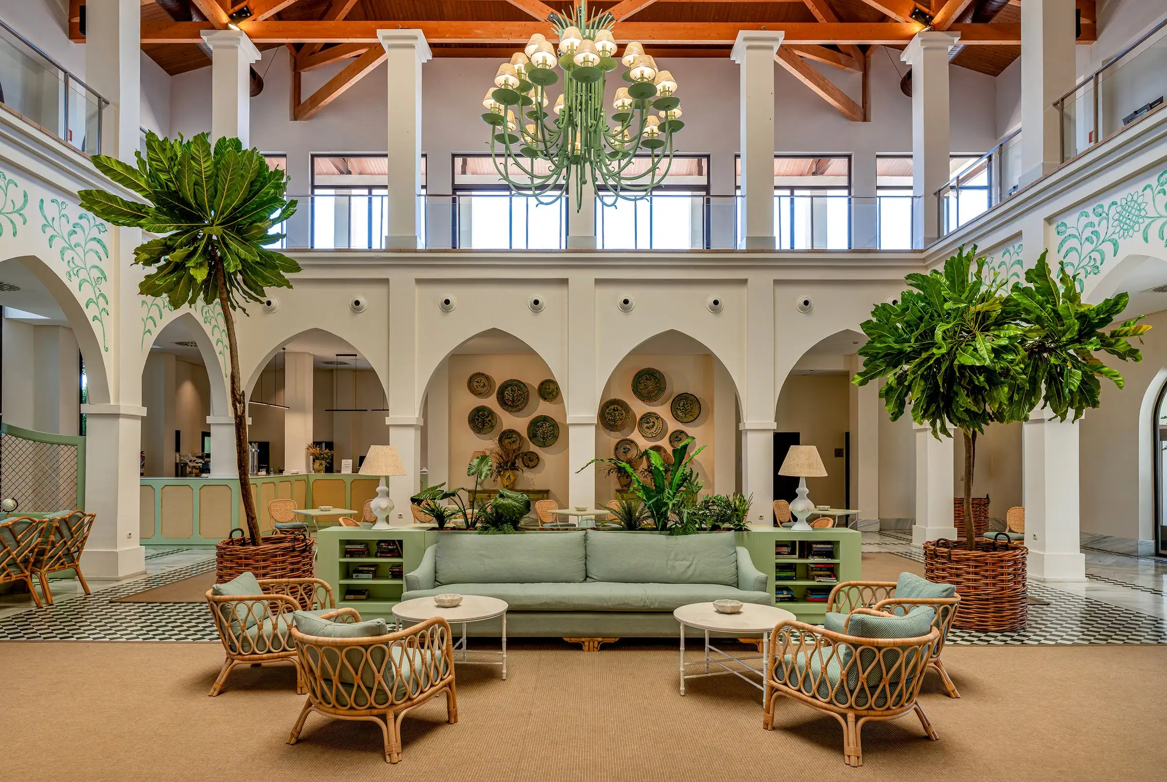 Recepción de Impressive Playa Granada Golf con arcos, lámpara y plantas