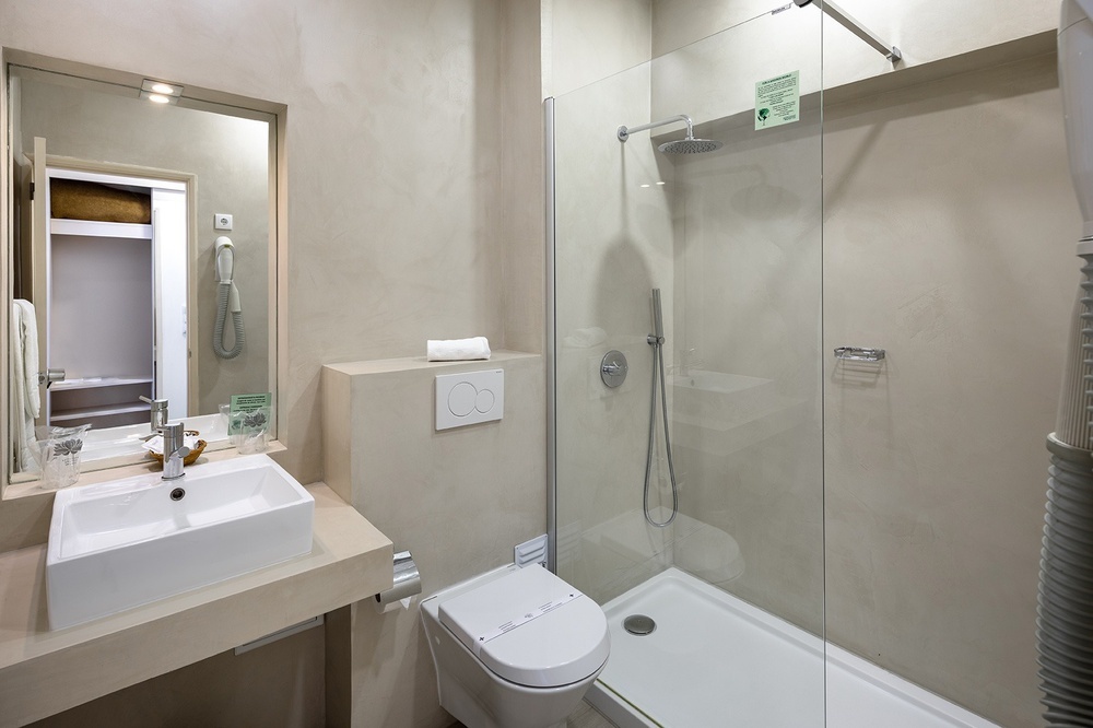 une salle de bain avec un lavabo et une toilette