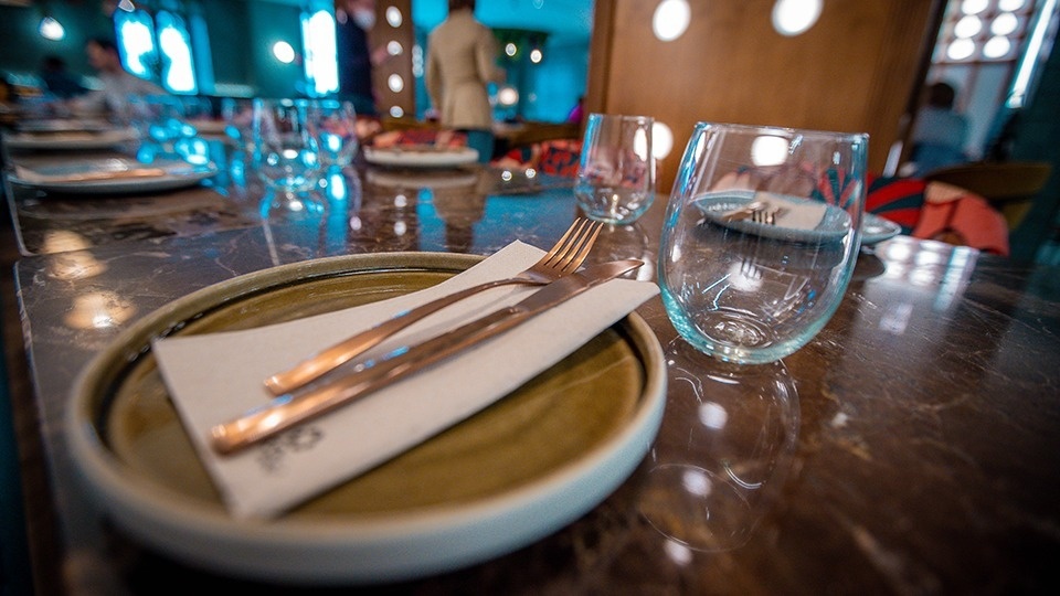 un plato con un tenedor y un cuchillo encima de una servilleta con la palabra pico escrito en ella