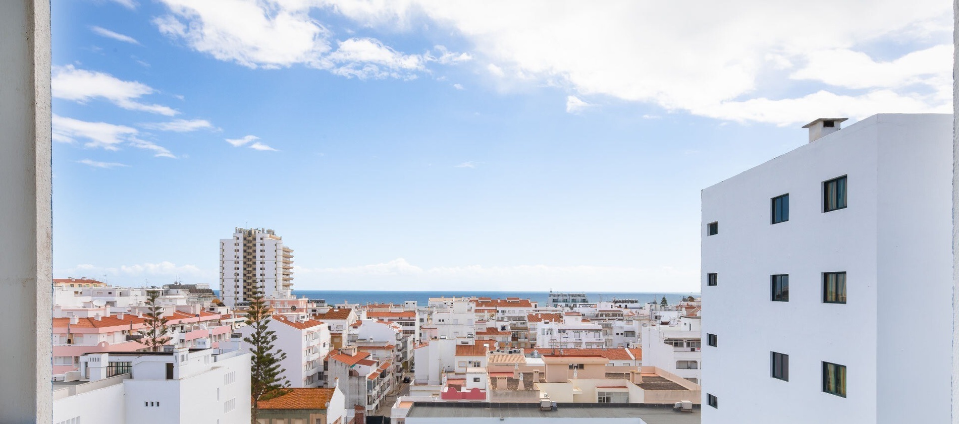 una vista aérea de una ciudad con edificios blancos y techos rojos