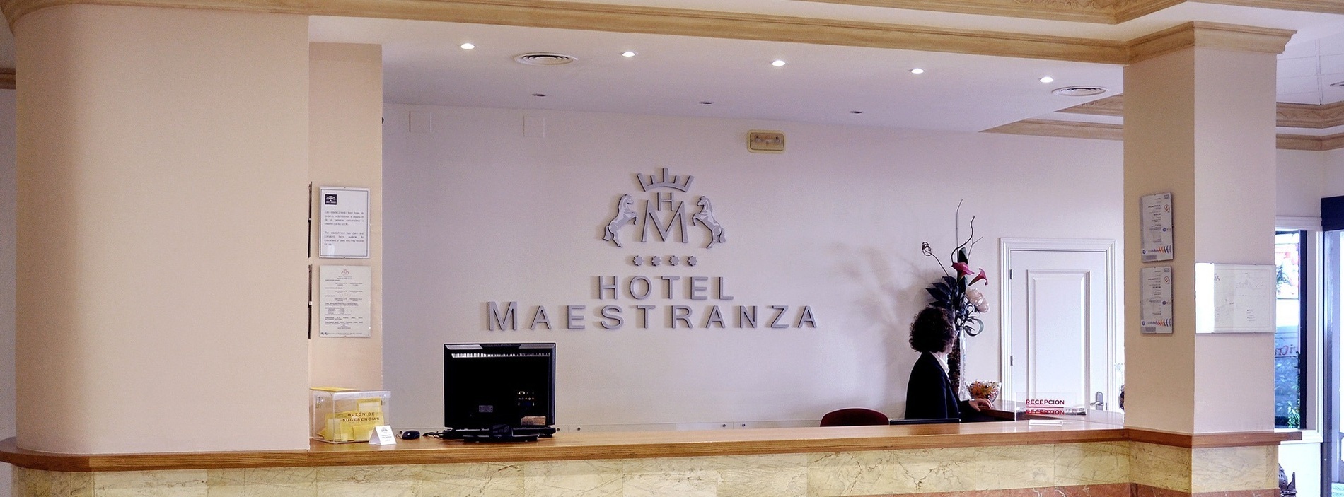 el mostrador de la recepción del hotel maestranza