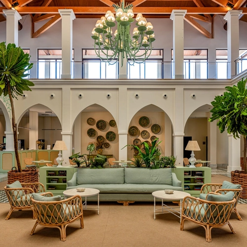 Recepción de Impressive Playa Granada Golf con arcos, lámpara y plantas