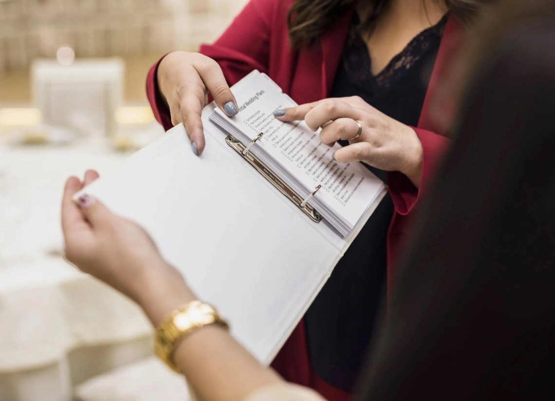 Organizadora revisando una lista en un evento