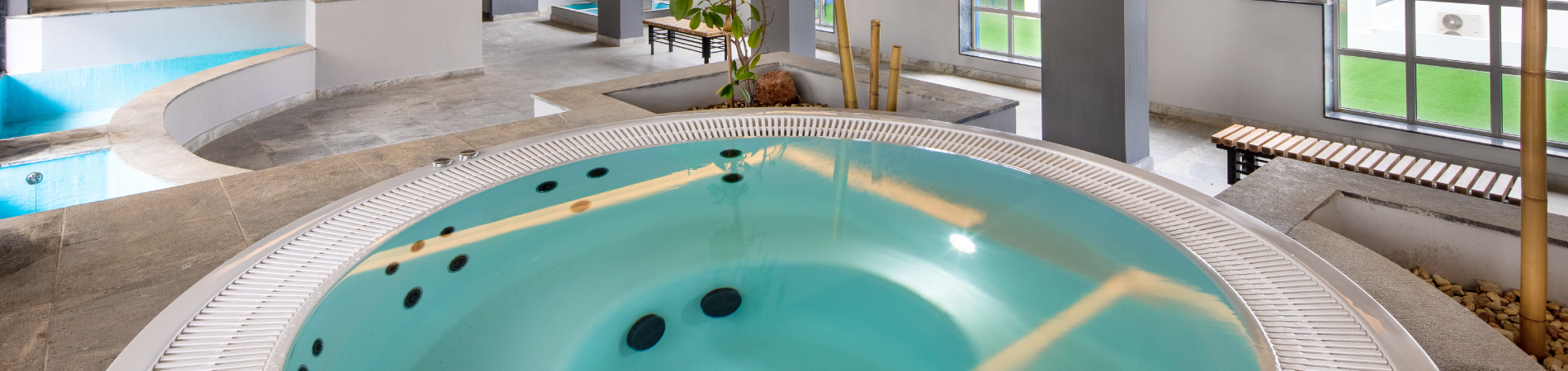 uma grande banheira de hidromassagem com água azul