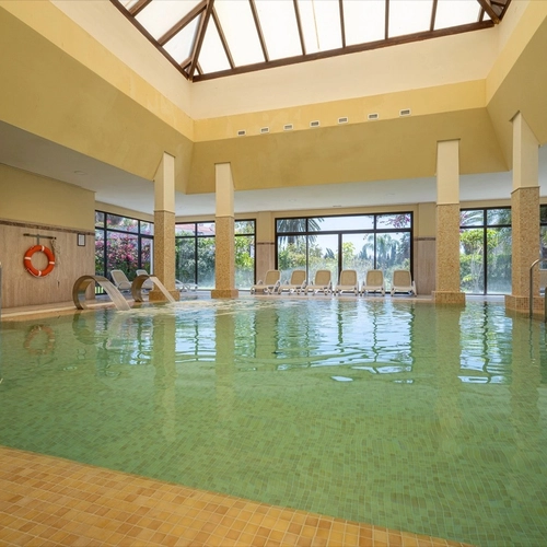 Piscina climatizada cubierta del spa con claraboya en Impressive Playa Granada Golf