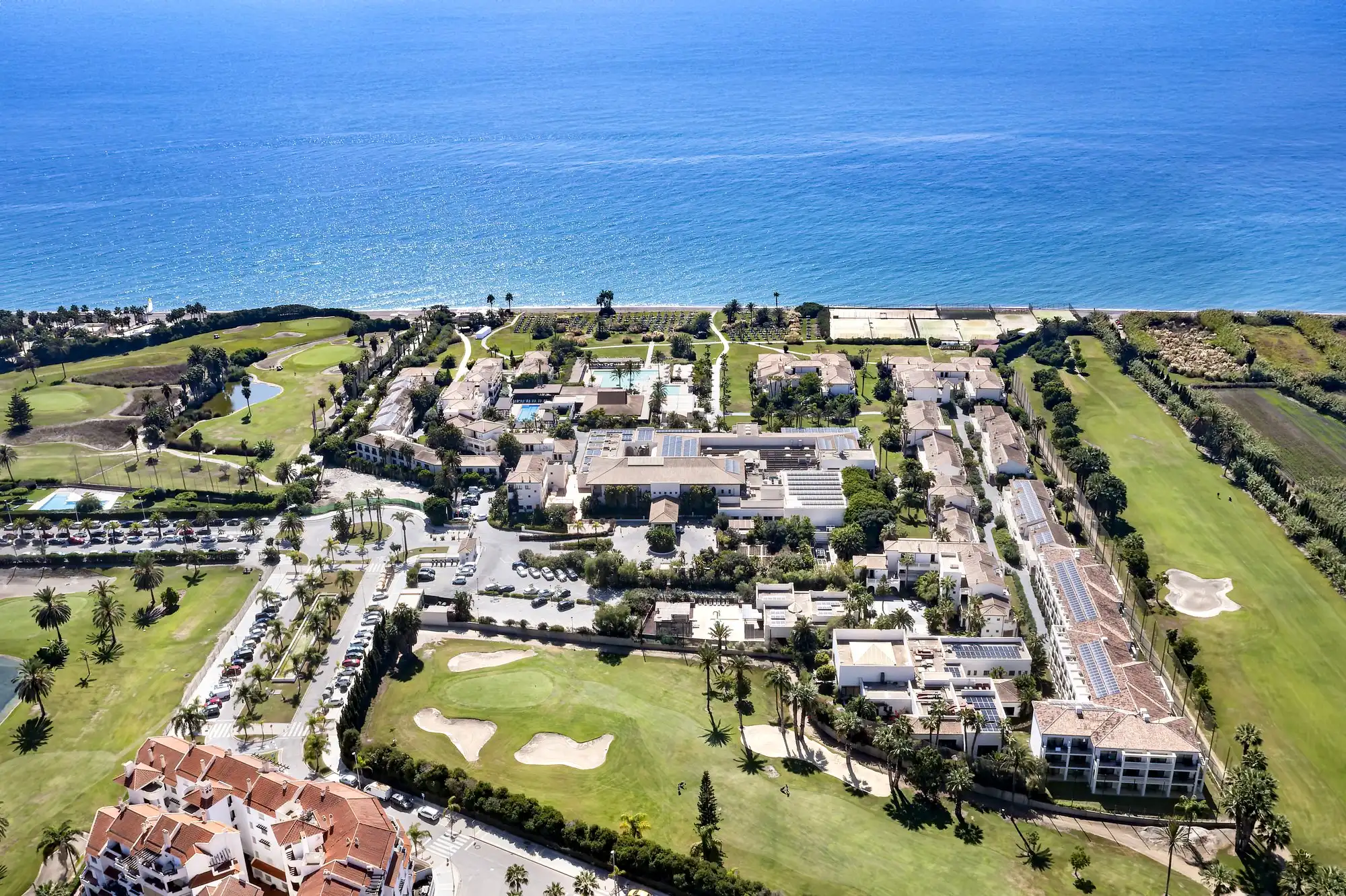 Vista aérea de Impressive Playa Granada Golf entre el campo de golf y el mar