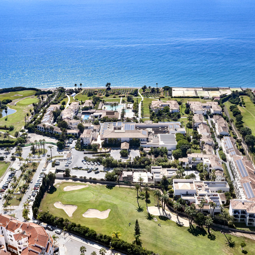 Vista aérea de Impressive Playa Granada Golf entre el campo de golf y el mar