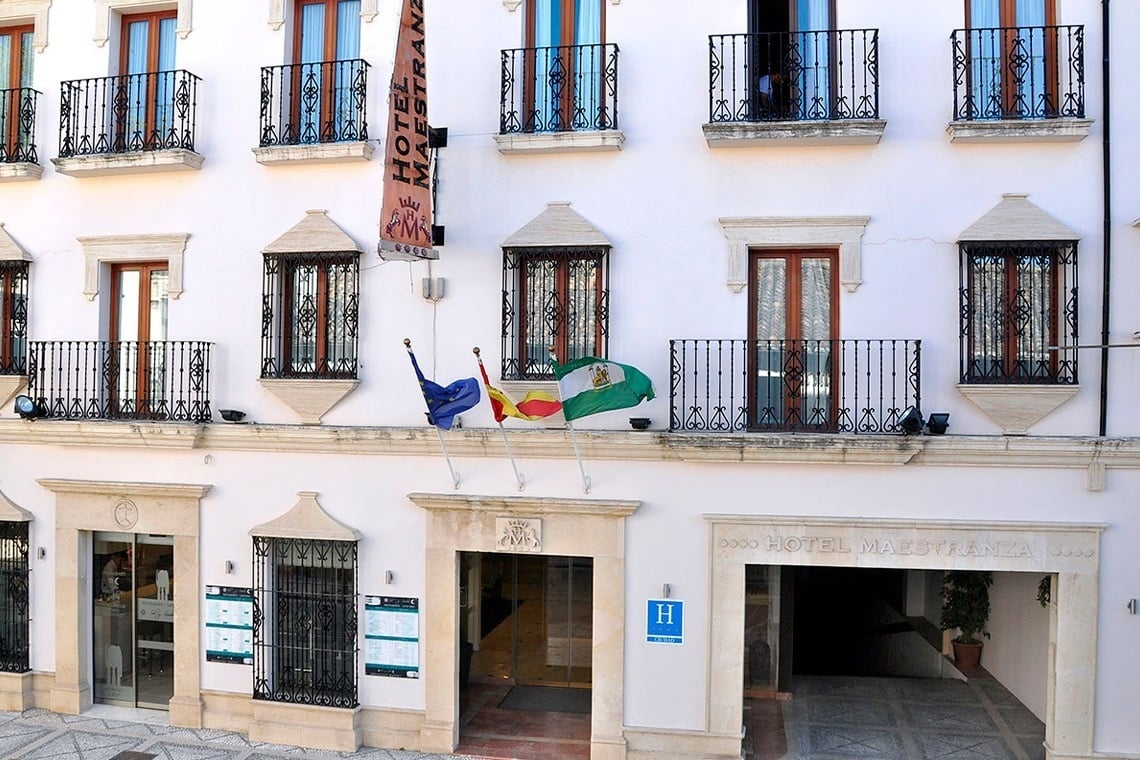 un edificio blanco con balcones y la palabra hotel encima