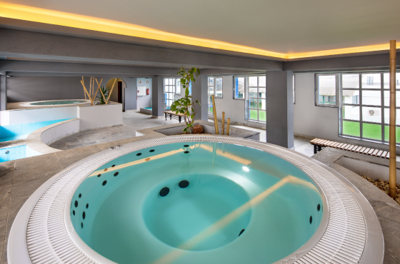 un jacuzzi entouré d' autres jacuzzis dans un spa