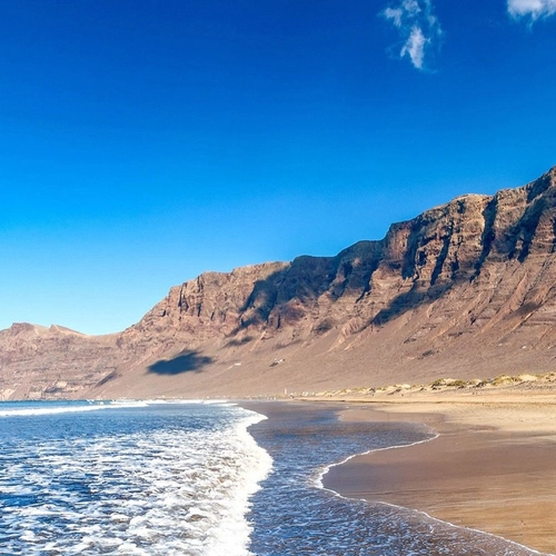 Playa de Famara con sus acantilados y el oleaje en Lanzarote