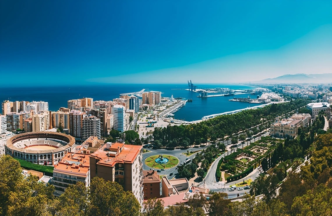 una vista aérea de una ciudad con un anfiteatro al fondo