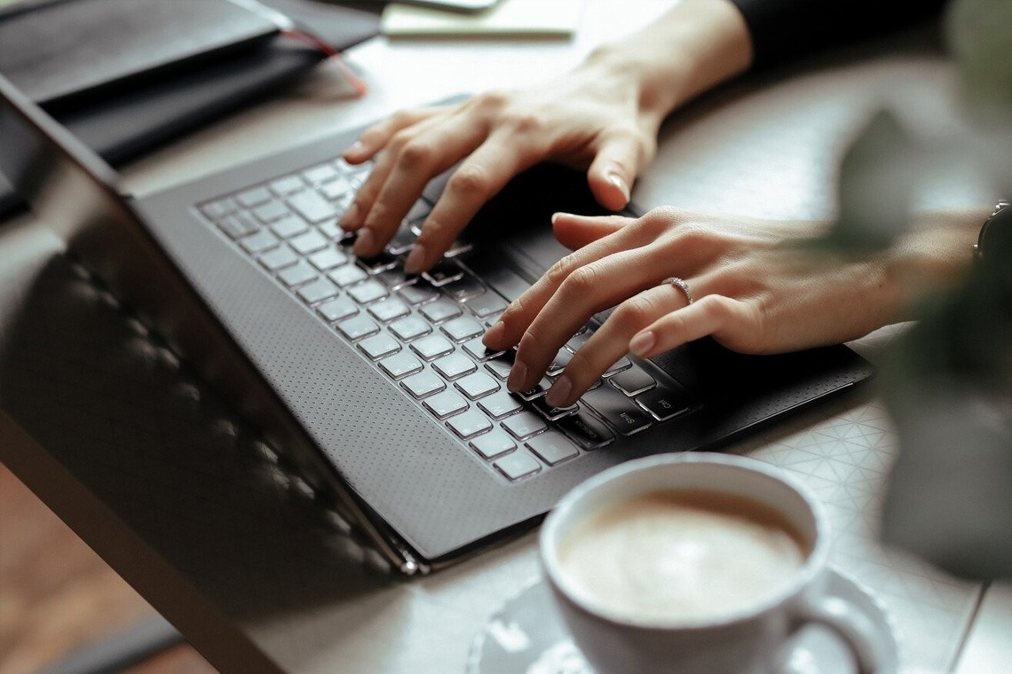 un primer plano de una persona escribiendo en un teclado