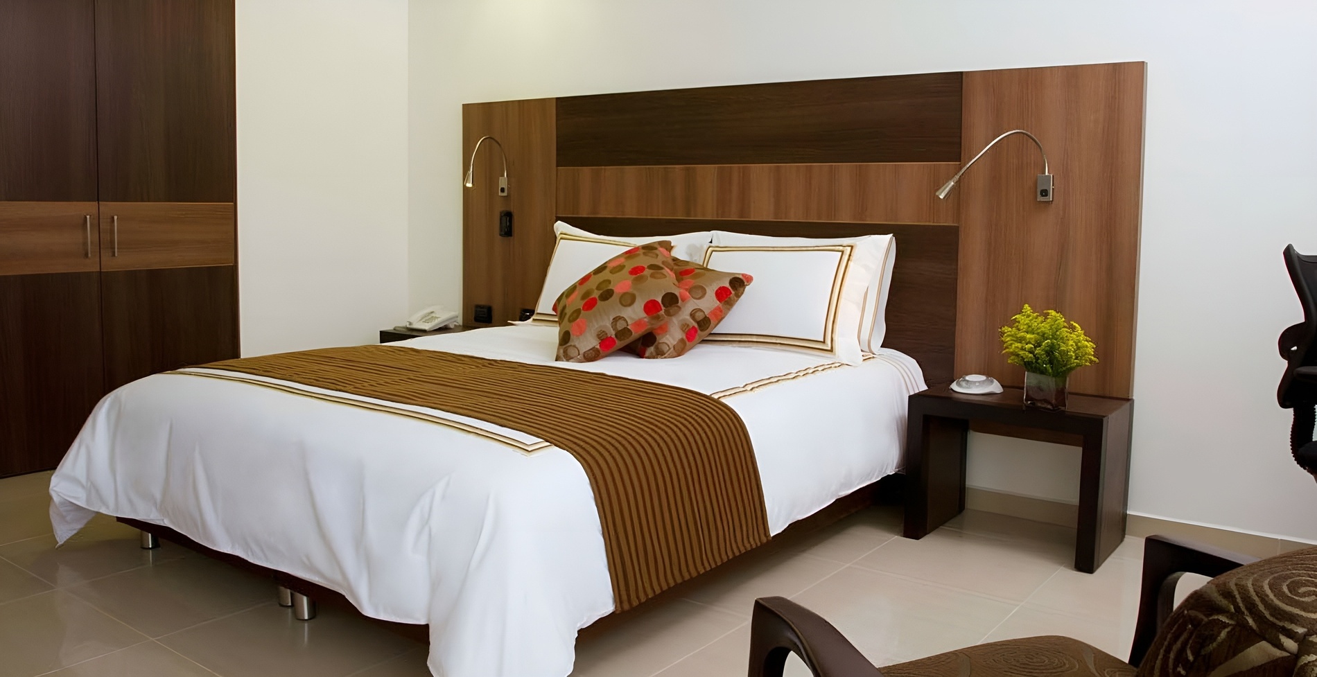 una habitación de hotel con una cama y un sofá