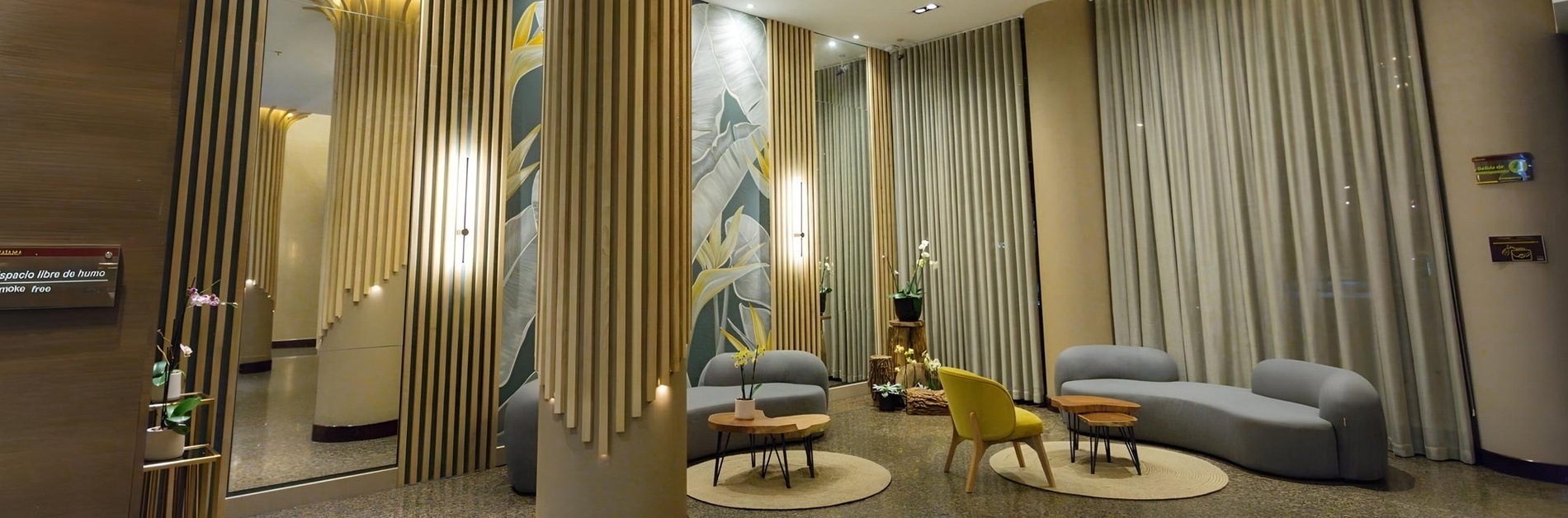 una habitación de hotel con un sofá y una silla