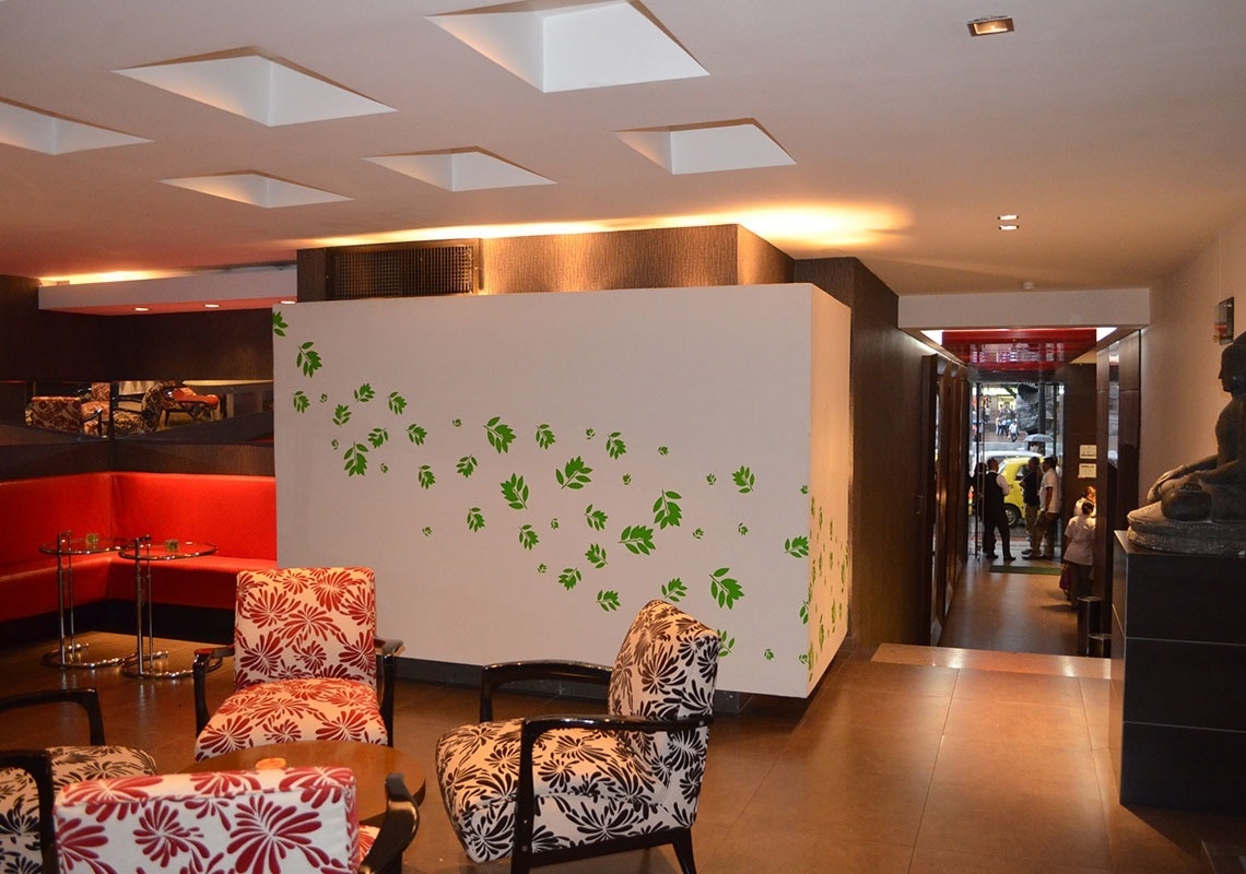 una vista de la ciudad desde un restaurante con mesas y sillas