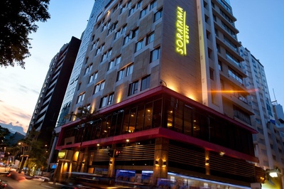un edificio con la palabra soratama en la parte superior - 