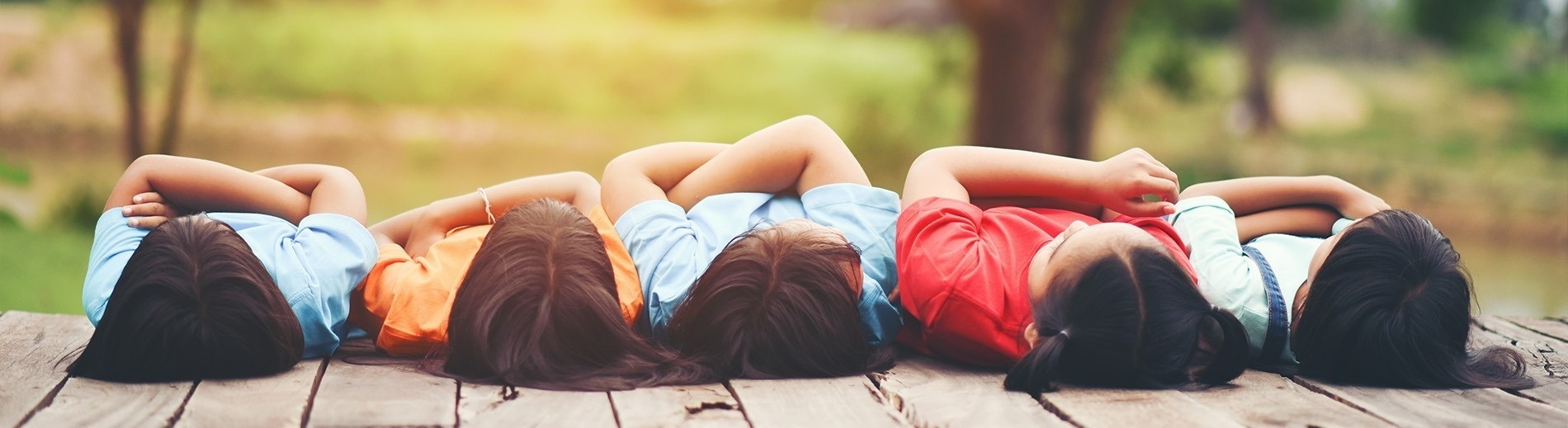 un pasillo con escaleras y una lámpara de araña