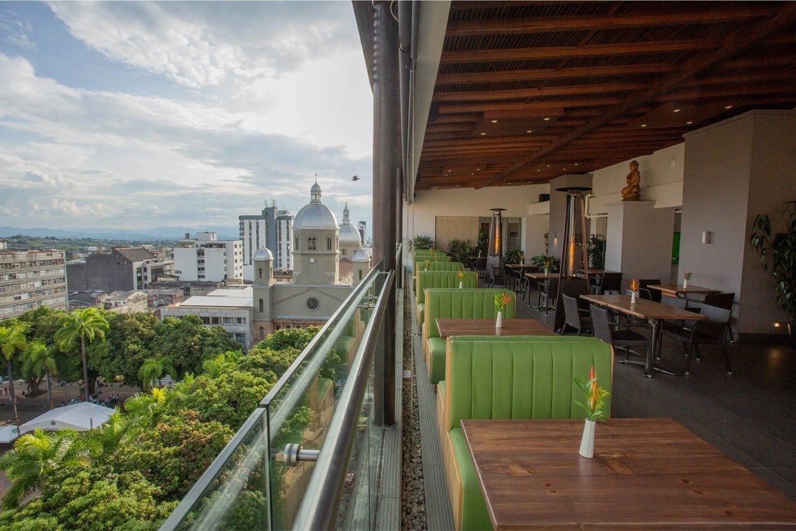 una vista de la ciudad desde un restaurante con mesas y sillas