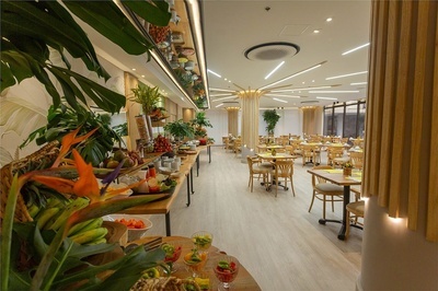 un restaurante con mesas y sillas llenas de comida y bebidas - 
